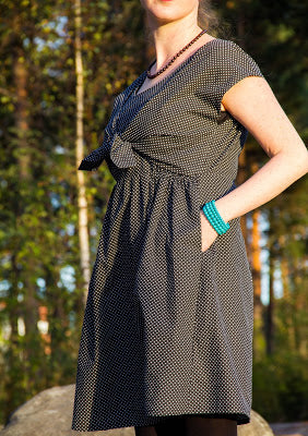 Maternity dress with a knot 