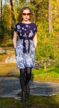 Load image into Gallery viewer, VeNove Knot dress with short kimono sleeves and lovely print